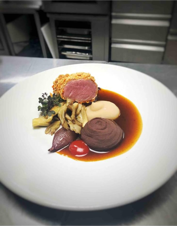 Mignon De Cochon, Deux Purées De Haricots, Pleurotes Et Confiture De Piment. - Cinq Mains - 5inq mains - 381785