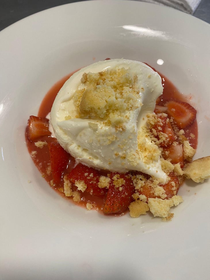Milk Ice Cream, Strawberries And Moura Alves Vinagre - Garrincha - 664415