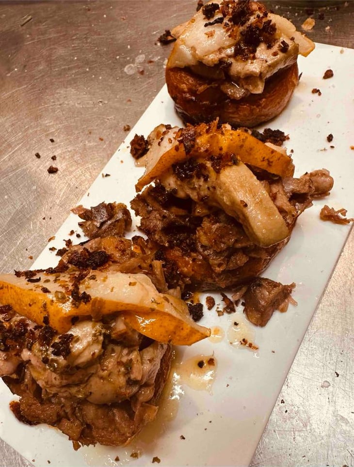 Mini Kouign Amann, Confit De Canard, Foie Frais, Poire - Casa Marina - 710945