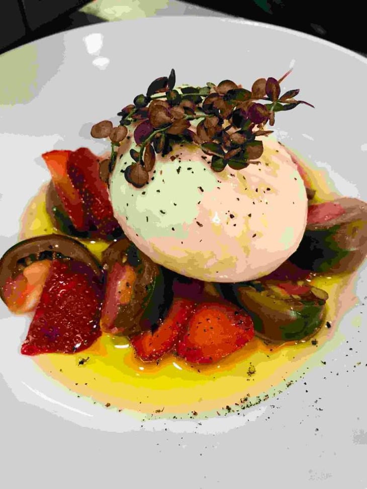 Mozzarella Bufala Campana, Tomates Noires, Fraises Et Réduction De Notre Propre Vinaigre - La Cuisine-Comptoir - 359341