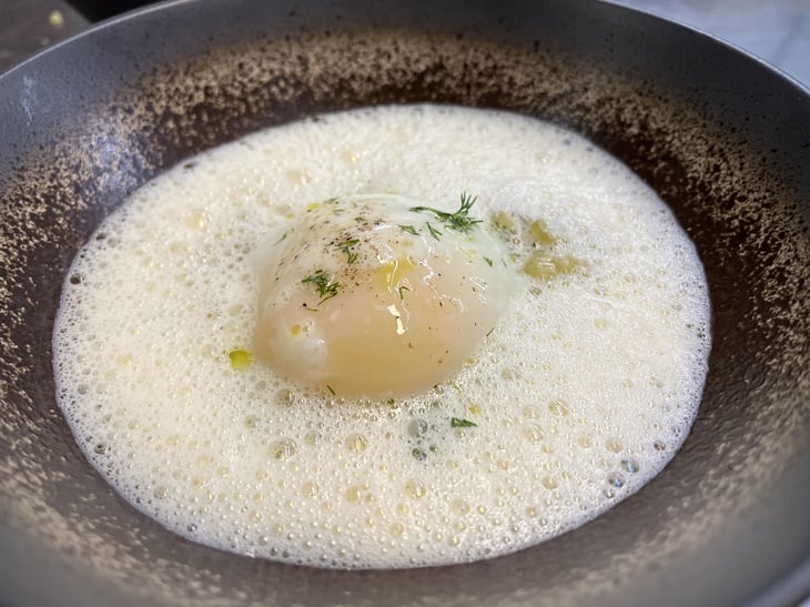 Oeuf Parfait, Emulsion Au Vin D’Arbois - Le Goût des Autres - 808998