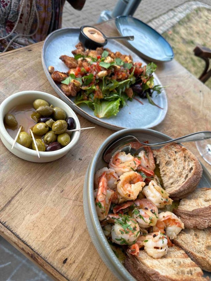 Olives, Gambas Al Pil Pil And Fried Squid Salad - Die Mosel - 642009