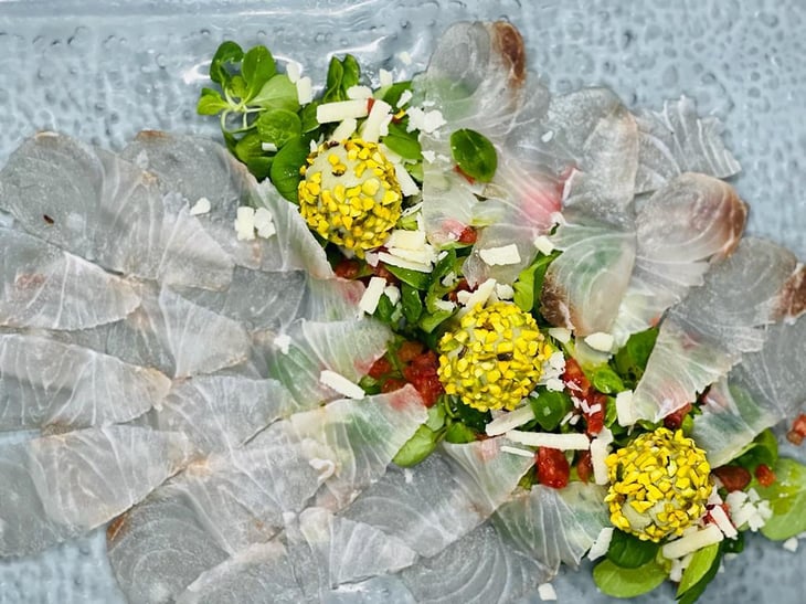 Ombrina Frollata Con Gelato Al Parmigiano E Nero Di Seppia, Valeriana, Pistacchi, Pomodorino E Scaglie Di Grana - Raggiazzurro - 708780