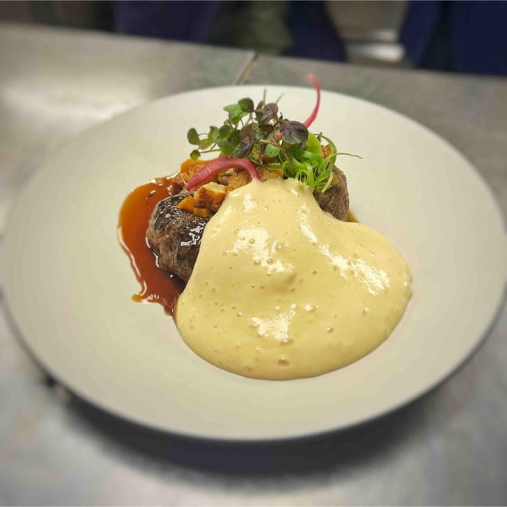 Osso Bucco Braisé, Siphon Pomme De Terre / Oignons Et Pickles De Moutarde. - Cinq Mains - 5inq mains - 671720