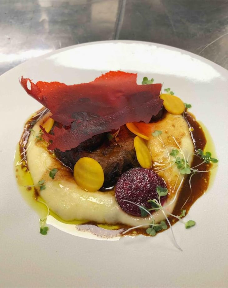 Paleron De Boeuf Aubrac Braisé 10 Heures, Betterave Cuites Au Sel Et Purée De Pomme De Terre Aux Anchois. - Cinq Mains - 5inq mains - 382453