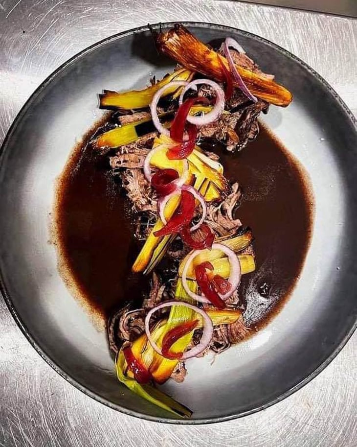 Paleron De Boeuf Charolais Cuisson Basse Température , Céleri-Rave, Chips De Poireaux, Jus De Viande Réduit, Vinaigre De Framboise, Poivre Tchuli Et Chipotle Rouge Fumé Et Pickles Oignons Rouges - La Buvette - 420776