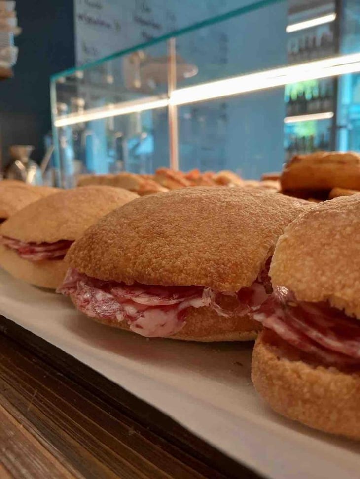 Panino Con Salame - Pagna - Panificio Artigianale - 616032