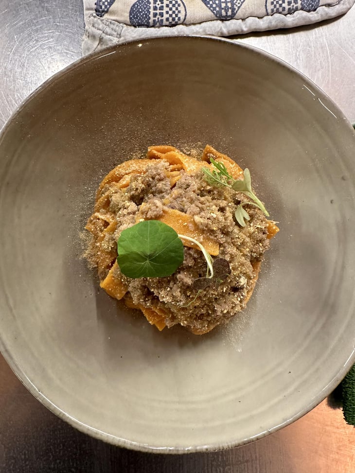 Pappardella Rosso Pomodoro, Ragout Di Salsiccia E Polvere Di Arancia - Q.B. bistró - 691224