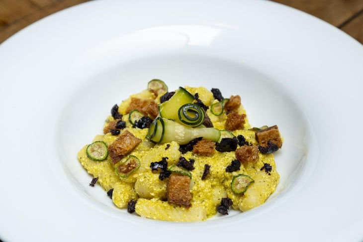 Pasta Casera Con Calabacines En Texturas, Pimientos Y Polvo De Aceitunas - Rasoterra - 671404