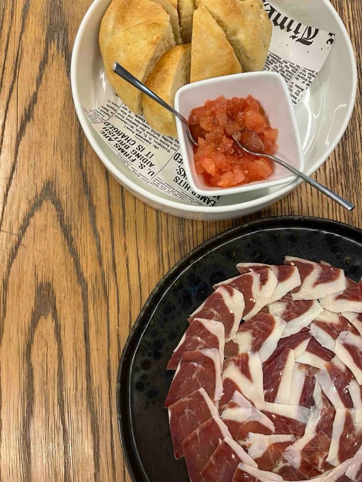 Patanegra De Bellota Con Focaccia Artigianale E Battuta Di Pomodoro Condito - Parbleu cafè - 713756