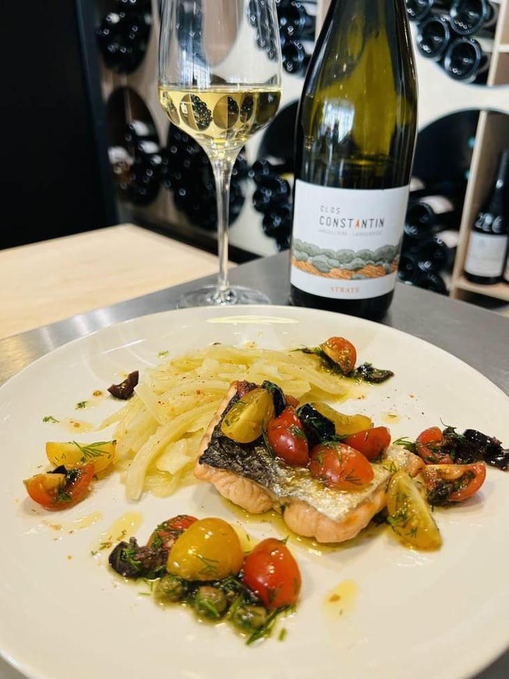 Pavé De Saumon Grillé Accompagné D'Une Poêlée De Fenouil Braisé Légèrement Relevé Au Citron. Le Tout Parsemé D'Une Succulente & Remarquable Sauce Vierge. - Gare Aux Vins - 555604