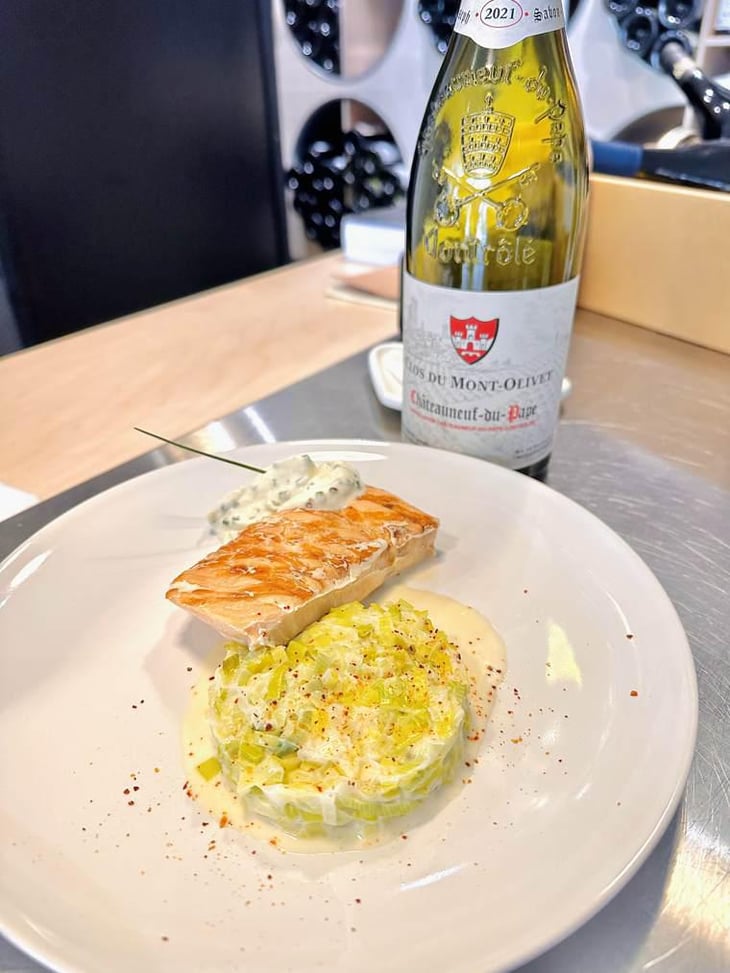 Pavé De Saumon Grillé, Délicate Fondue De Poireaux Relevée Au Piment D'Espelette. Sauce Onctueuse Au Fromage Blanc Travaillée Autour De La Ciboulette & Zestes De Citron Vert. - Gare Aux Vins - 555600