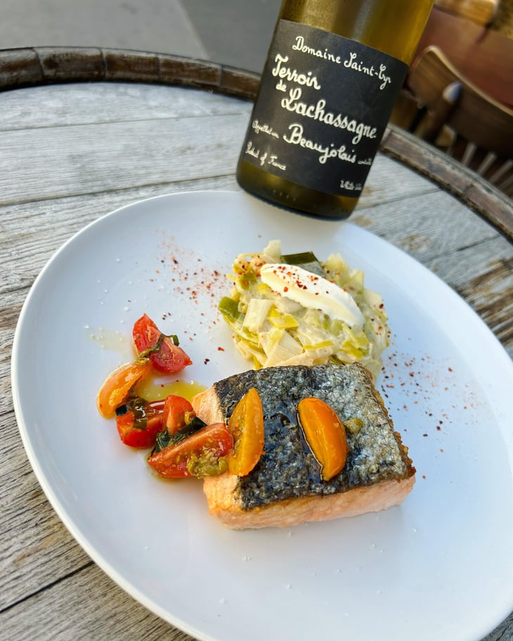 Pavé De Saumon Grillé & Sauce Vierge Accompagné D'Une Fondue De Poireaux. - Gare Aux Vins - 703178