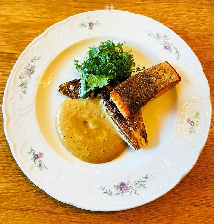 Pavé De Truite Poêlée, Endives Braisées Et Sabayon À L’Ail Noir - Chez Marie Jo - 756475