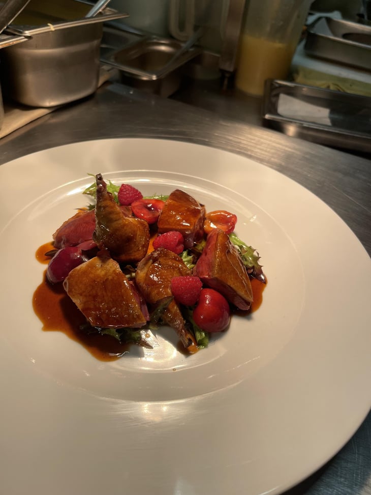 Piccione Royale, Insalata Di Ciliegie E Lamponi - Locanda MaNì - 778157