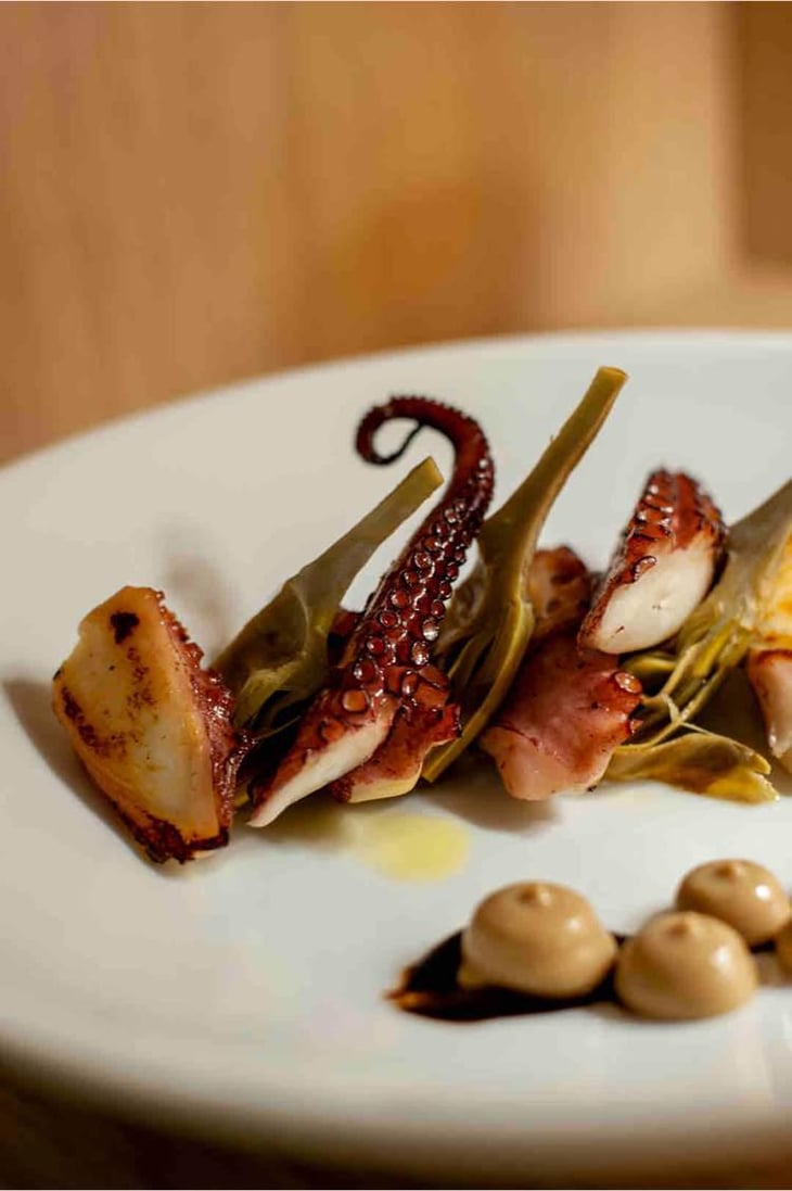Piovra, Carciofi, Crema Di Fagioli Bala Rossa E Salsa All’Aglio Nero. - Sestante Osteria di Mare - 529812