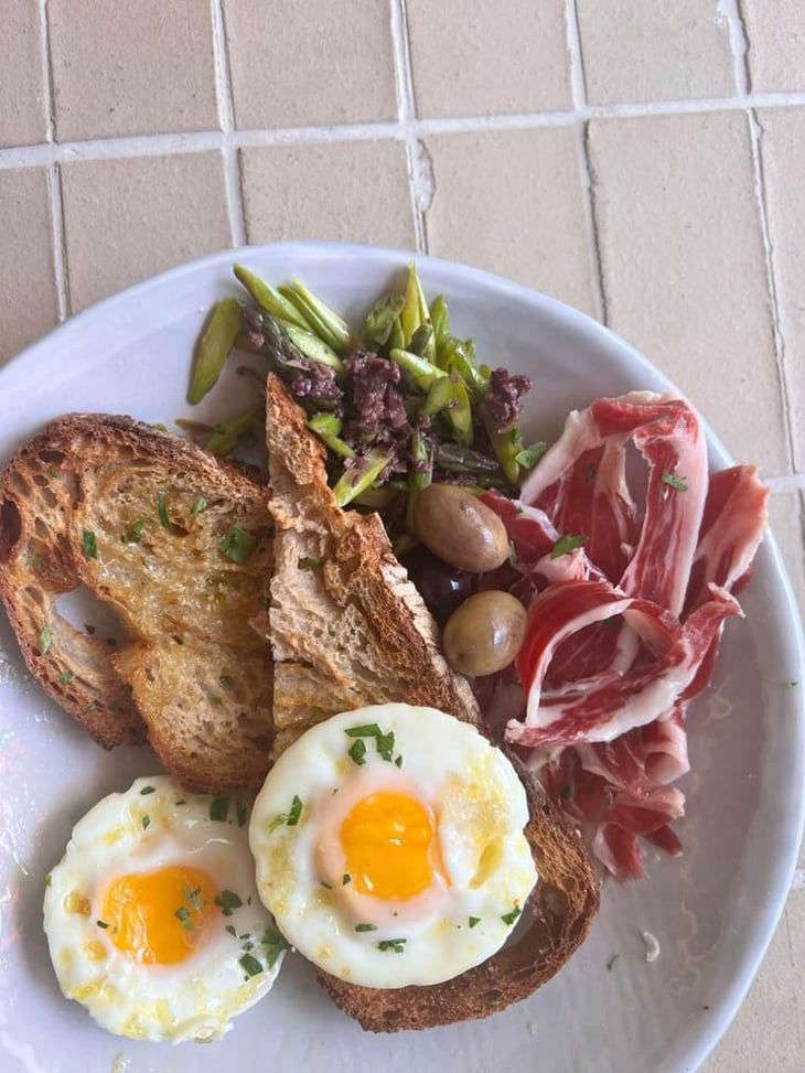 Prato Com 2 Ovos Escalfados , Presunto Paleta 100% Pao Fermentaçao Lenta, Espargos Marinados - Original Eco Mercado - 538126