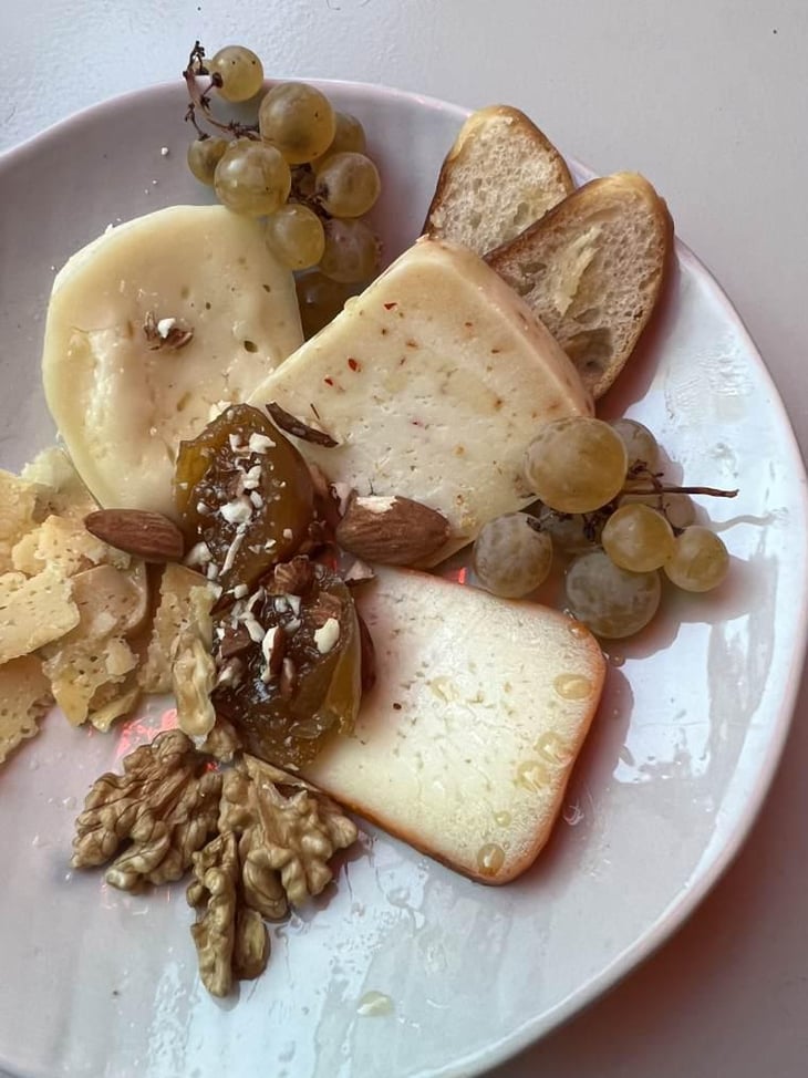 Prato Com Brioche De Azeite Com Queijo De Ovelha Amanteigado, Figo Em Calda , Queijo De Cabra Velho, Queijo De Ovelha Semi Curado, Queijo De Cabra Picante, Uvas, Amendoas, Nozes - Original Eco Mercado - 538137