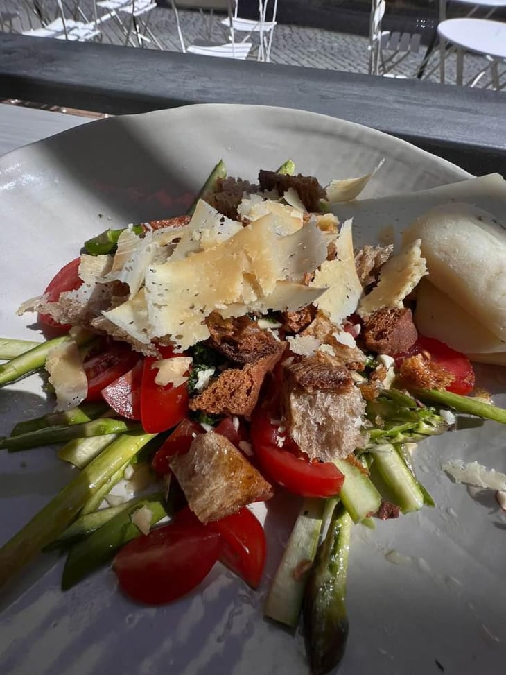 Prato Com Espargos Marinados, Quejo De Cabra Velho, Queijo De Ovelha Semi Curado, Tomate,  Amendoas, Nozes, Pao Crocante - Original Eco Mercado - 538127