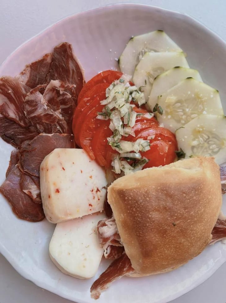 Prato Com Tomate, Pepino, Cebola, Azeitonas, Brioche De Azeite Com Paleta 100% Bolota, Presa Curada, Chouriço 100 Bolota, Queijo De Cabra Apimentado, Queijo De Ovelha Semi Curado - Original Eco Mercado - 538079