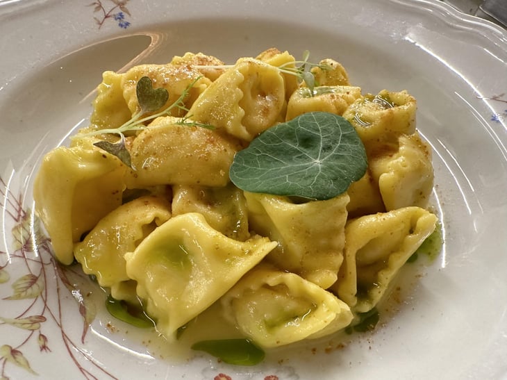 Plin Ripieni Di Baccalà E Patate, Olio Al Prezzemolo E Bottarga Di Tonno - Q.B. bistró - 691219