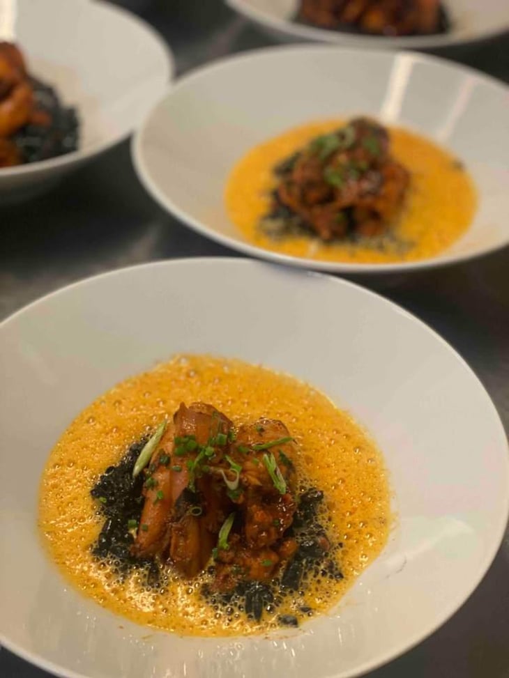 Poêlée D’Encornets À La Soubressade, Risotto À L’Encre Et Bouillon Pimenté À La Poutargue - Paris Méditerranée - 537318