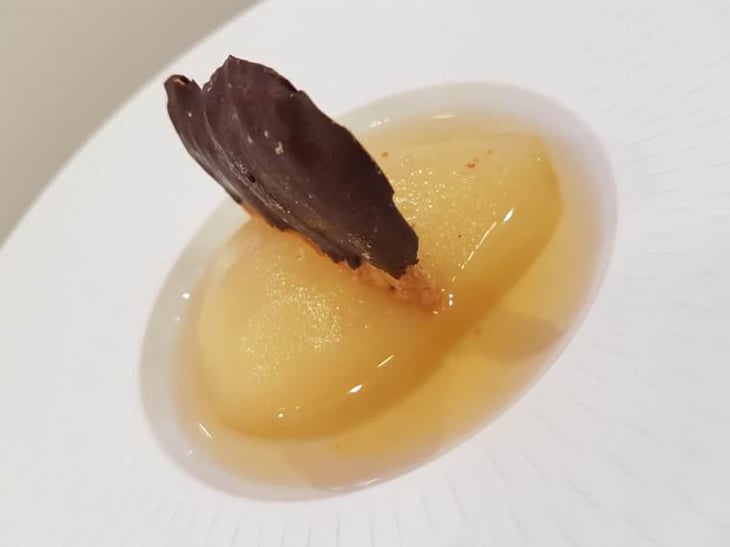 Poire Confite Au Meursault, Tuile Au Chocolat Noir - Aymé Vadim - 510486