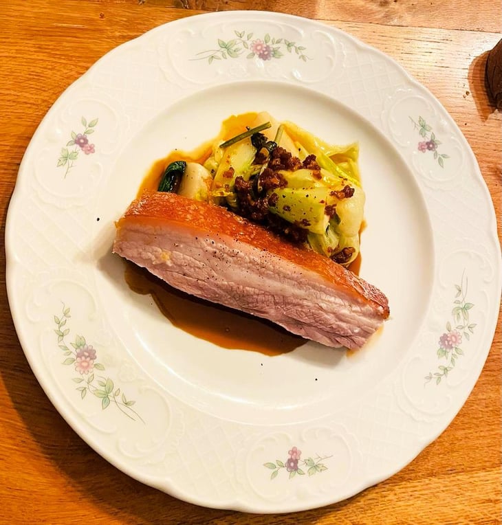 Poitrine De Cochon Croustillante, Légumes Verts Glacés Et Condiment Xo - Chez Marie Jo - 756474
