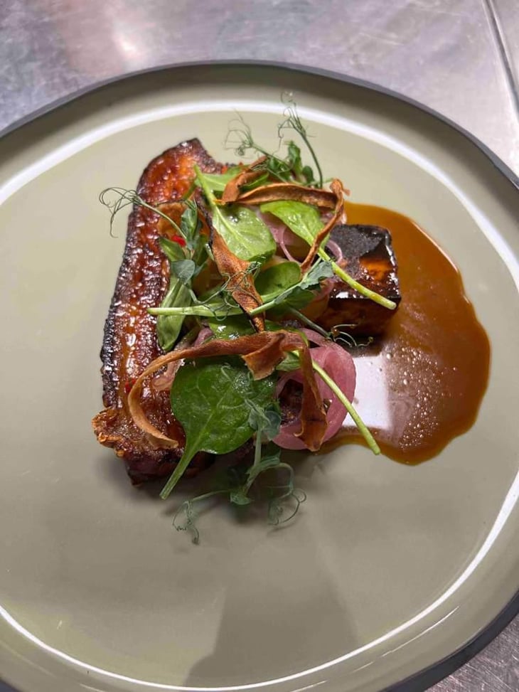 Poitrine De Cochon Laquée, Polenta Fumée Et Jus Reduit - Cinq Mains - 5inq mains - 574804