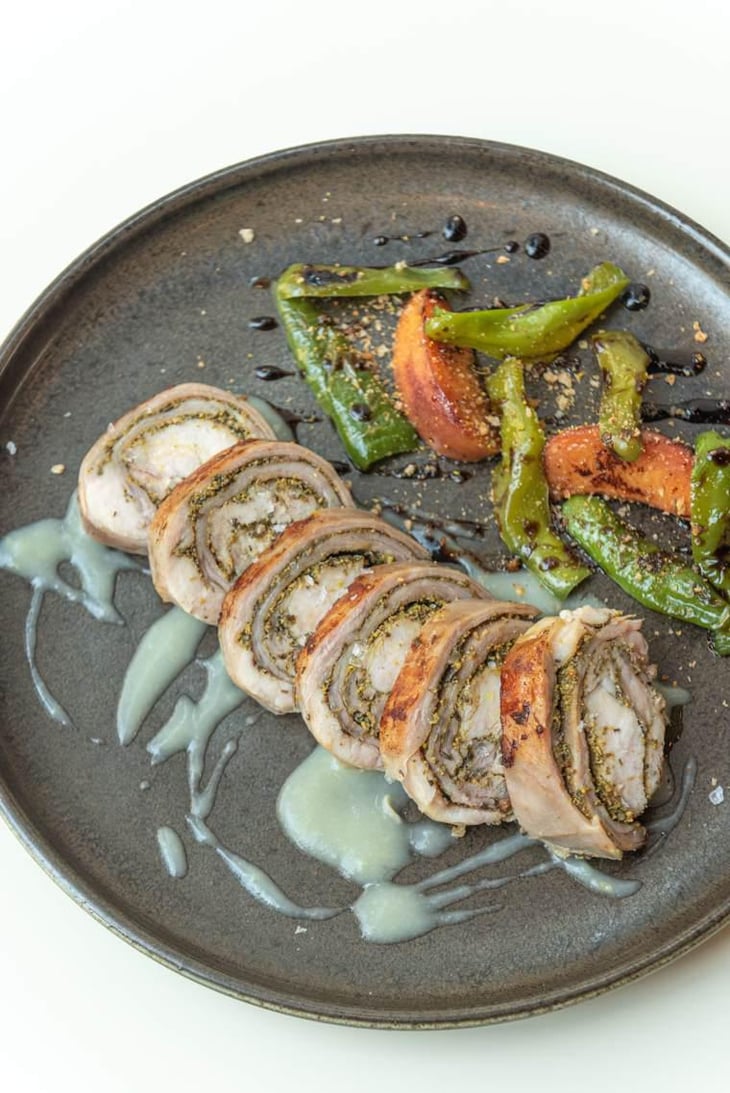 Porchettina Di Coniglio Su Crema Di Patate Al Limone Insalatina Di Friggiteli E Pesche Grigliate - Casadora - 464816
