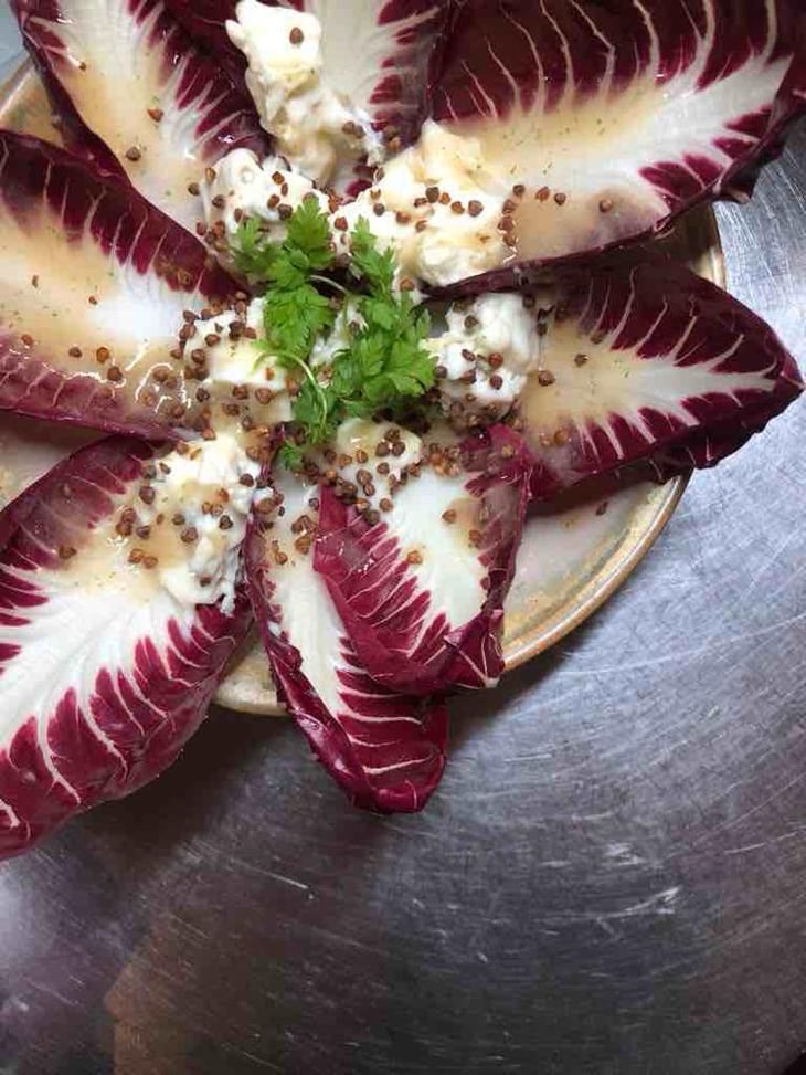 Radicchio De Trévise, Gorgonzola Aop, Sauce Poire, Sarrasin Grillé - Le Canon d’Achille - 716337