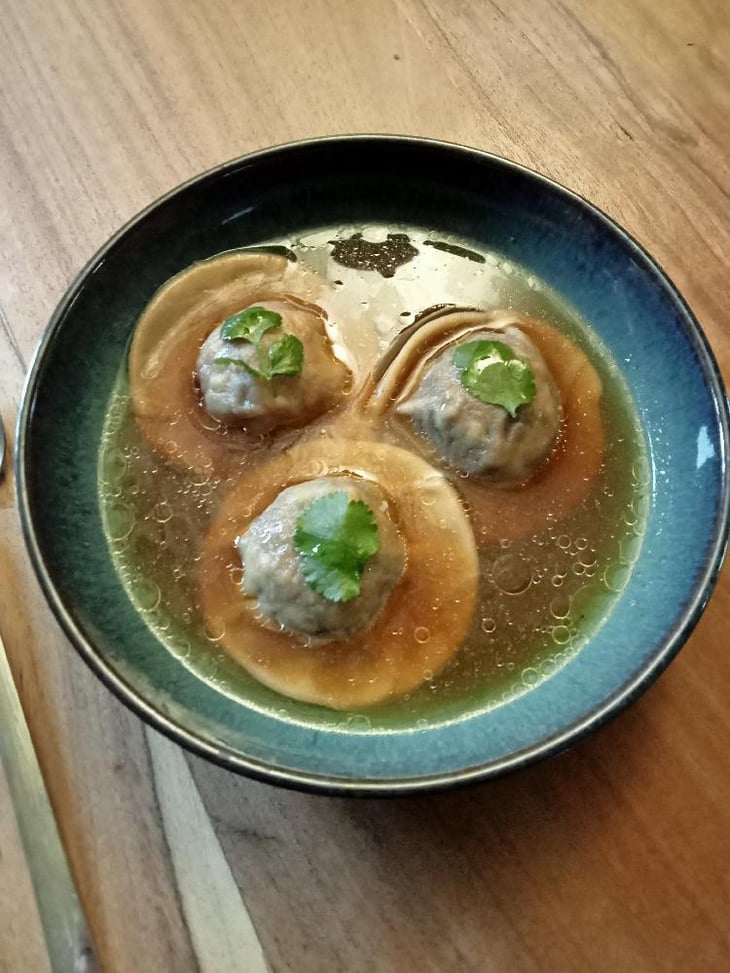 Ravioles De Légumes Au Gingembre, Bouillon Corsé De Champignons, Huile De Citronnelle - Ooli Restaurant - 731244