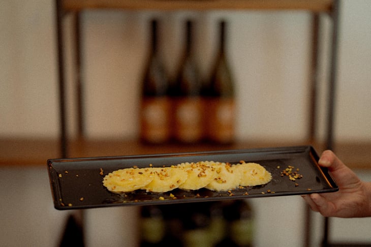 Ravioli Di Pasta Fresca Ripieni Di Ricotta E Limone Serviti Con Burro Infuso Al Limone, Parmigiano E Pistacchio Dop Di Raffadali. - Siculishh - 763879