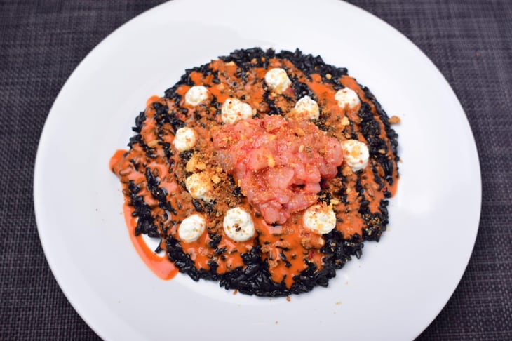 Risotto Al Nero Di Seppia, Battuta Di Gambero Rosso, Mollica Di 'Nduja E Olio Al Basilico - Cerchio Rosso - 604857