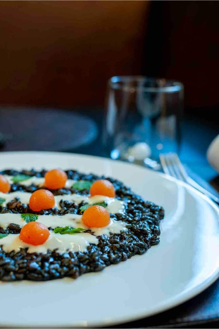 Risotto Al Nero Di Seppia, Panna Acida E Melone Piccante. - Sestante Osteria di Mare - 529824