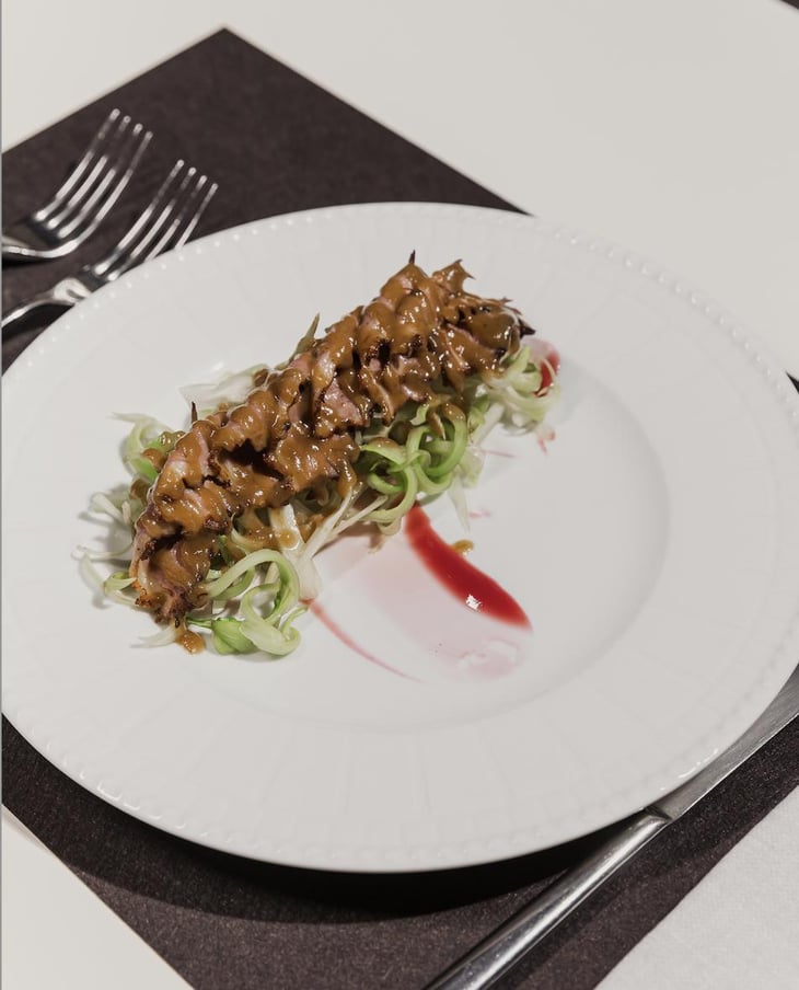 Roastbeef Di Petto D’Anatra Su Soncino Fresco Con Coulisse Di Melograno - LaCucina - 783759