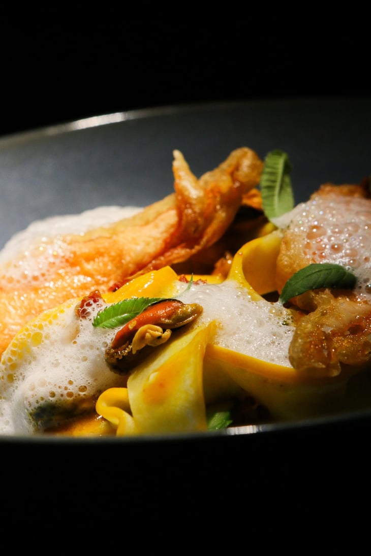 Rouget, Beignets De Fleurs De Courgette, Curry Jaune Et Gambas - 228 Litres - 793612
