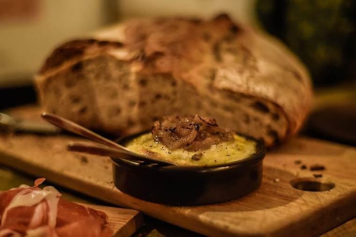Saint Félicien Rôti, Compotée D'Oignon Au Vin - Times Cafe - 573553