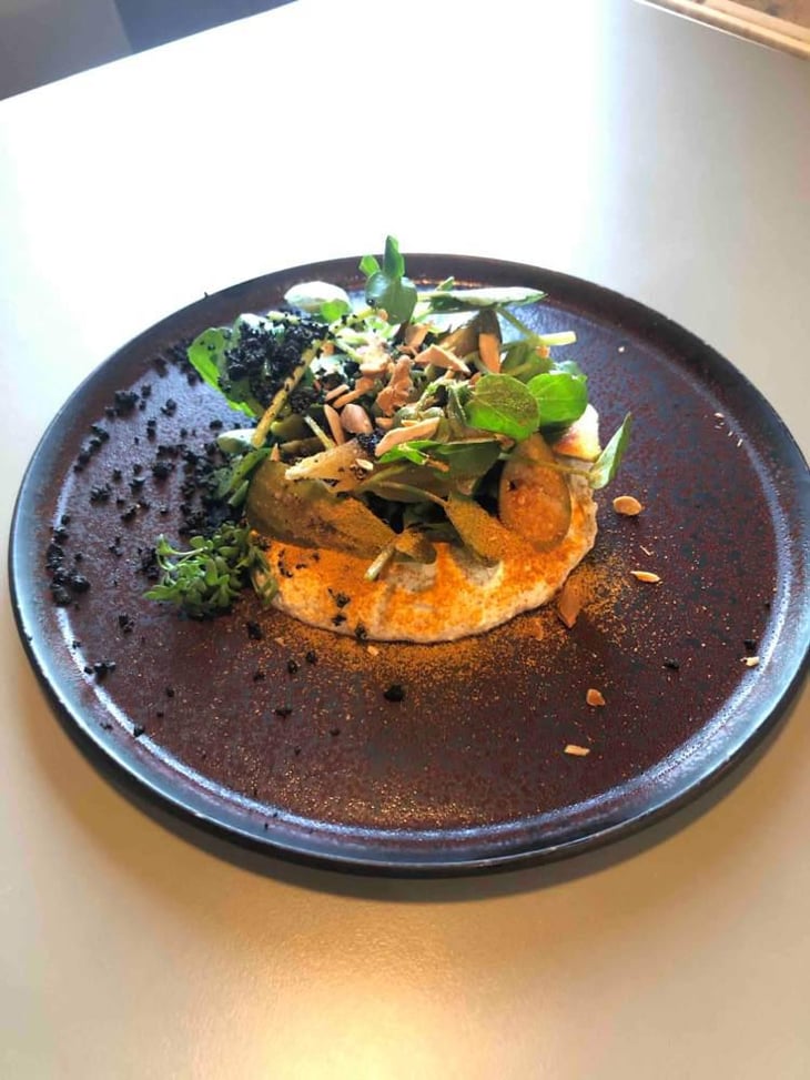 Salade De Cresson, Crème De Fêta Au Cumin, Poudre D’Olive Noire Et Vinaigrette À L’Huile De Noix - Cinq Mains - 5inq mains - 381790