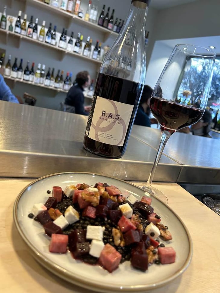 Salade De Lentilles Béluga Aux Saveurs De Betteraves, Noix, Féta & Dés De Saucisson À L'Ail. - Gare Aux Vins - 555605