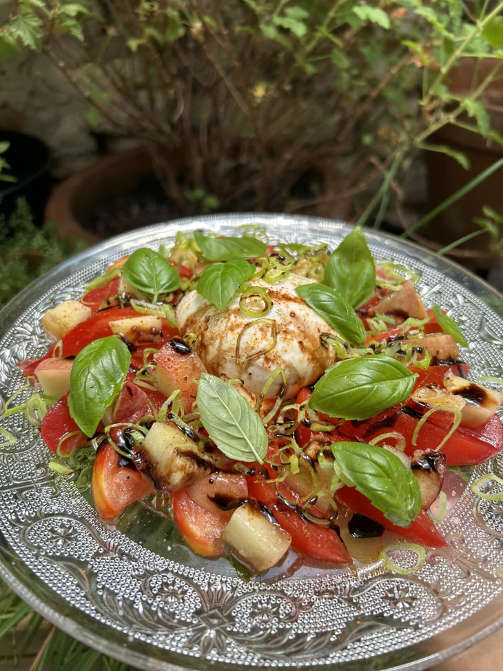 Salade De Tomate Du Jardin, Pêches De Capbreton, Mozzarella Fermière - Bistrot l’Esquirou - 798905