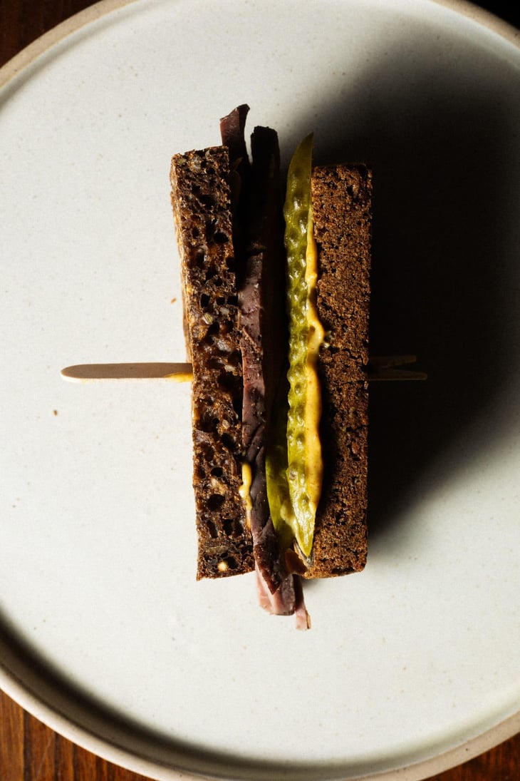 Sandwich Di Segale Con Pastrami Di Cuore, Cetriolini E Senape - Orma - 719667