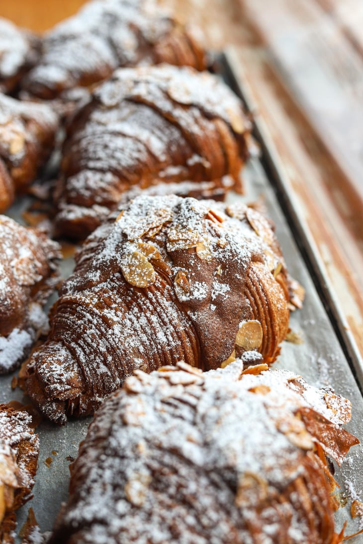Saturday Special: Almond Croissant - Grammes - 806666