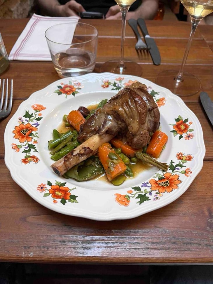Souris D’Ageau Des Alpilles Confit Au Vin Blanc Et Legumes De Printemps, Olives Noires - Léone - 770375