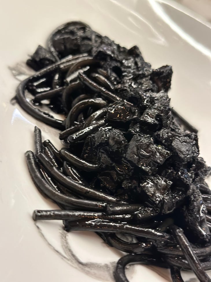Spaghettone Al Nero Di Seppia Con Ragù Di Polpo - Verso - 772240