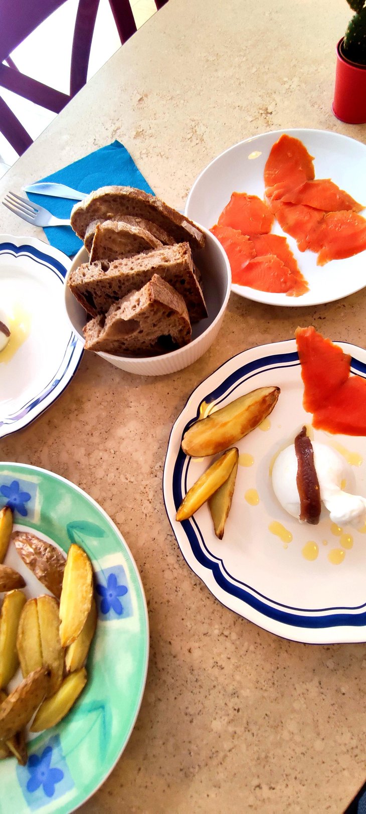 Tapas Di Burrata Di Bufala Con Acciughe Della Sardegna E Salmone Selvaggio - Solovino Enoteca Naturale - 671330