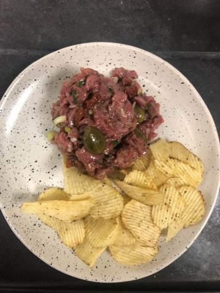 Tartare De Boeuf Au Couteau (Tomates Séchées, Basilic, Cébette, Oignon Rouge, Piment, Fleur De Câpre, Vinaigre De Riz) Et Chips Aux Olives - La Dégust Nature - 513588