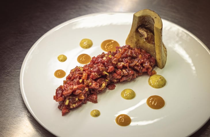 Tartare Di Manzo Frollato Con Midollo Alla Brace, Citronette Di Senape E Composta Di Susine - Laboratorio - 783753
