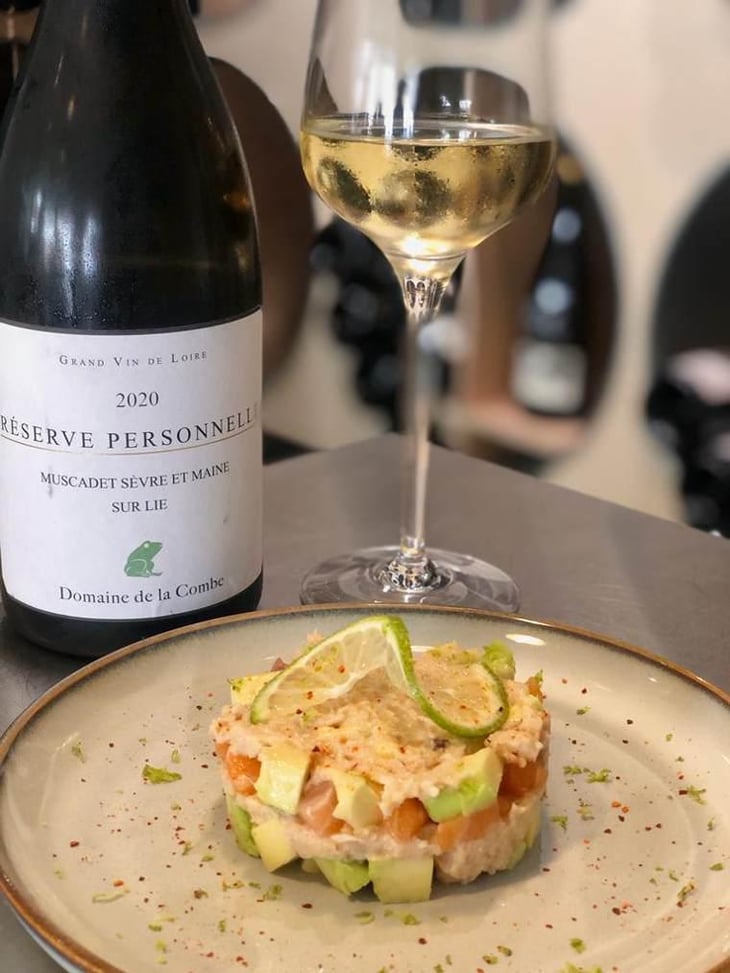 Tartare Maison Composé De Dés D'Avocats Et De Saumons, Sublimé D'Une Mousseline De Crabe Aux Zestes De Citron Vert. - Gare Aux Vins - 555598
