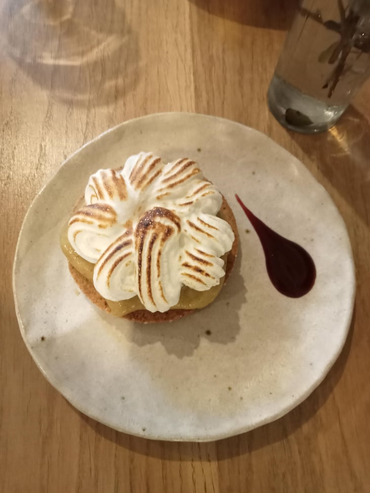 Tarte Rhubarbe Meringuée, Nuance De Thym Citron Et De Marjolaine - Ooli Restaurant - 657954